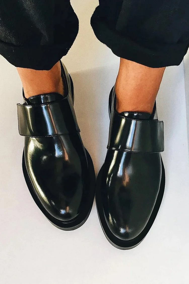 IRIS | Elegante glänzende Loafers mit Riemen für einen makellosen Stil