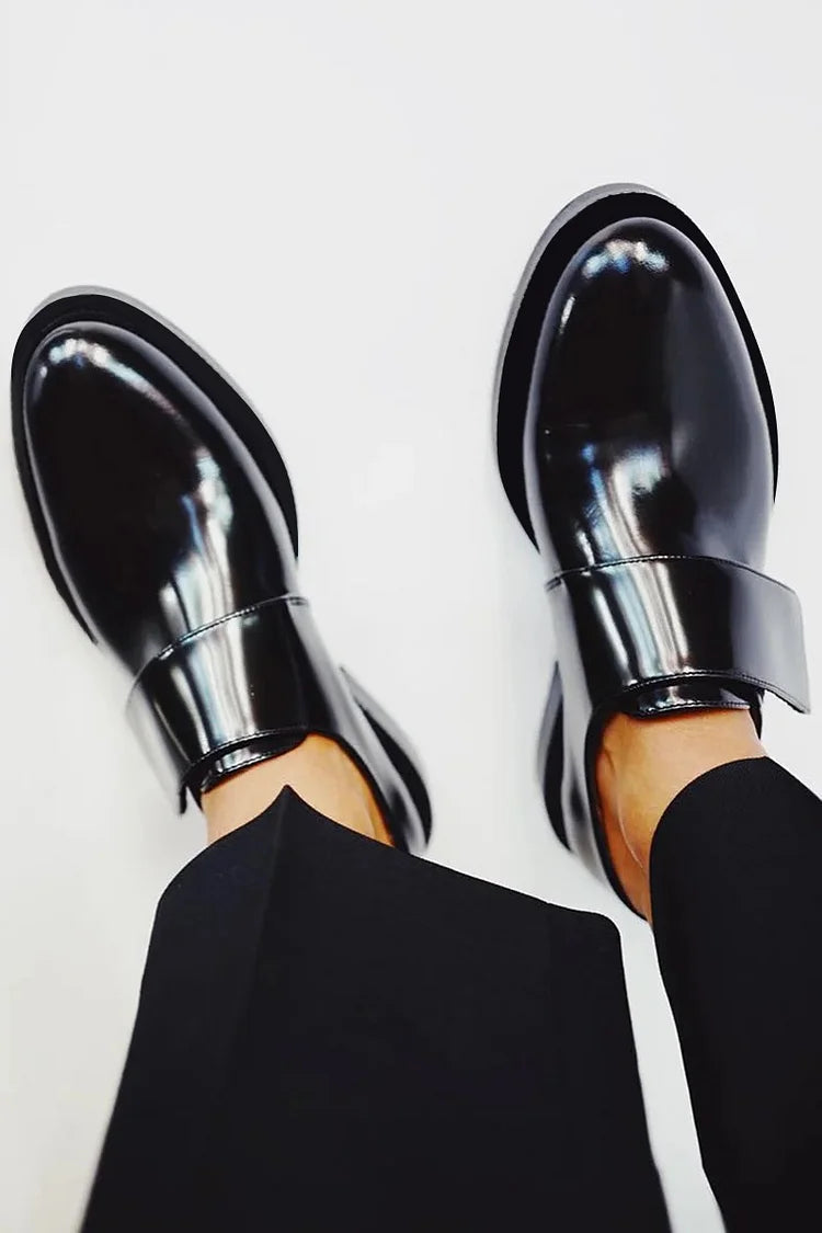 IRIS | Elegante glänzende Loafers mit Riemen für einen makellosen Stil
