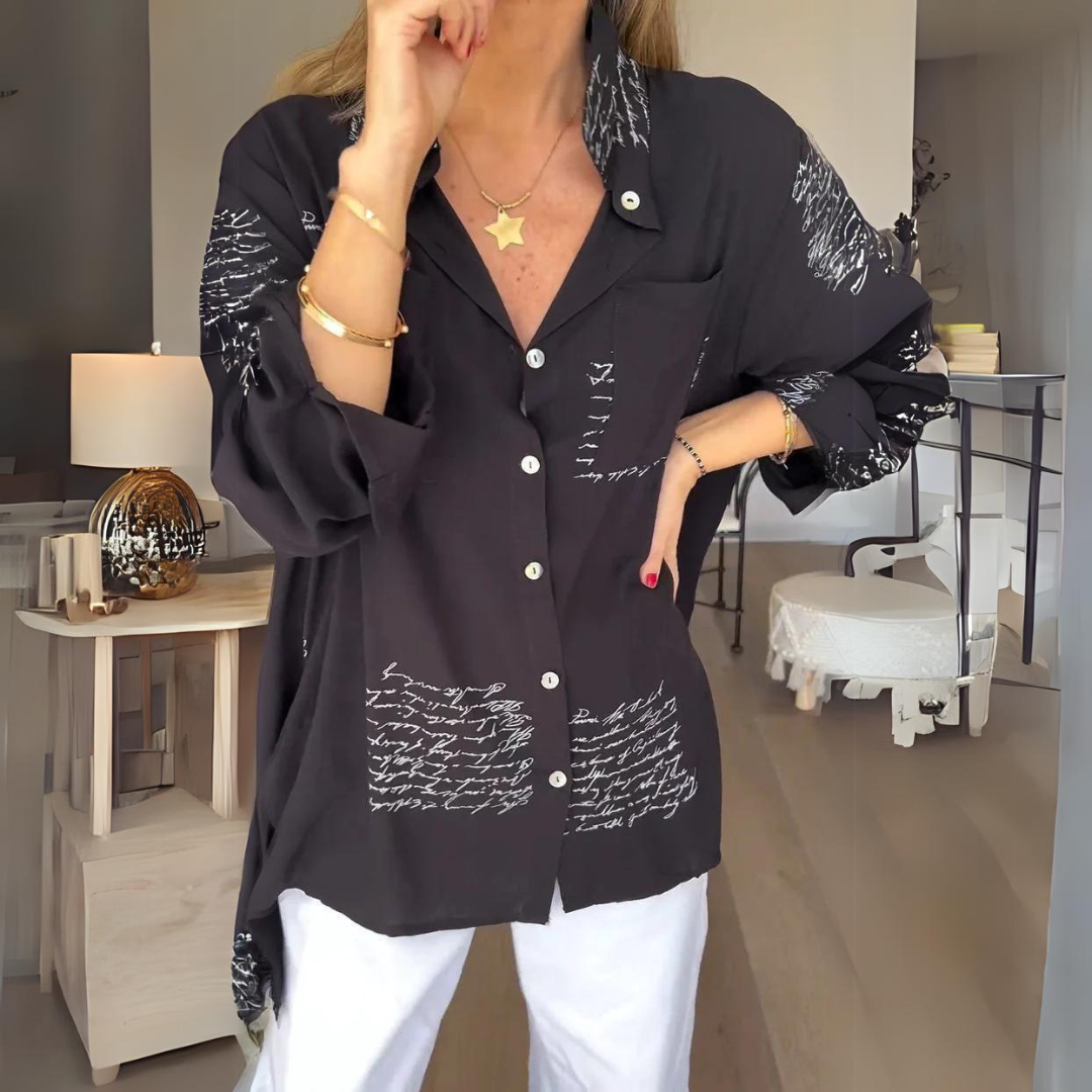 Callista | Bluse mit Knopf und handgeschriebenem Muster
