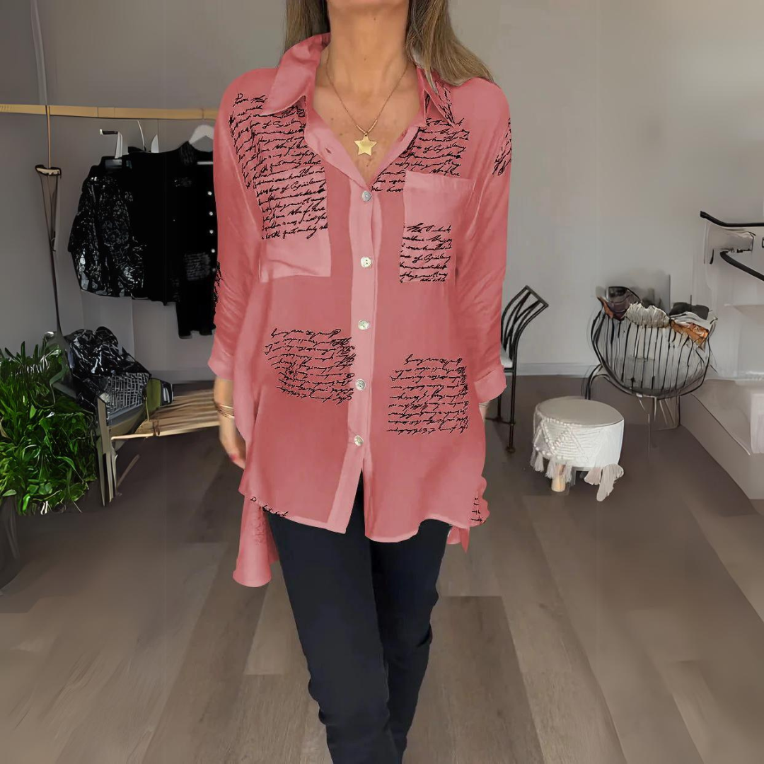 Callista | Bluse mit Knopf und handgeschriebenem Muster