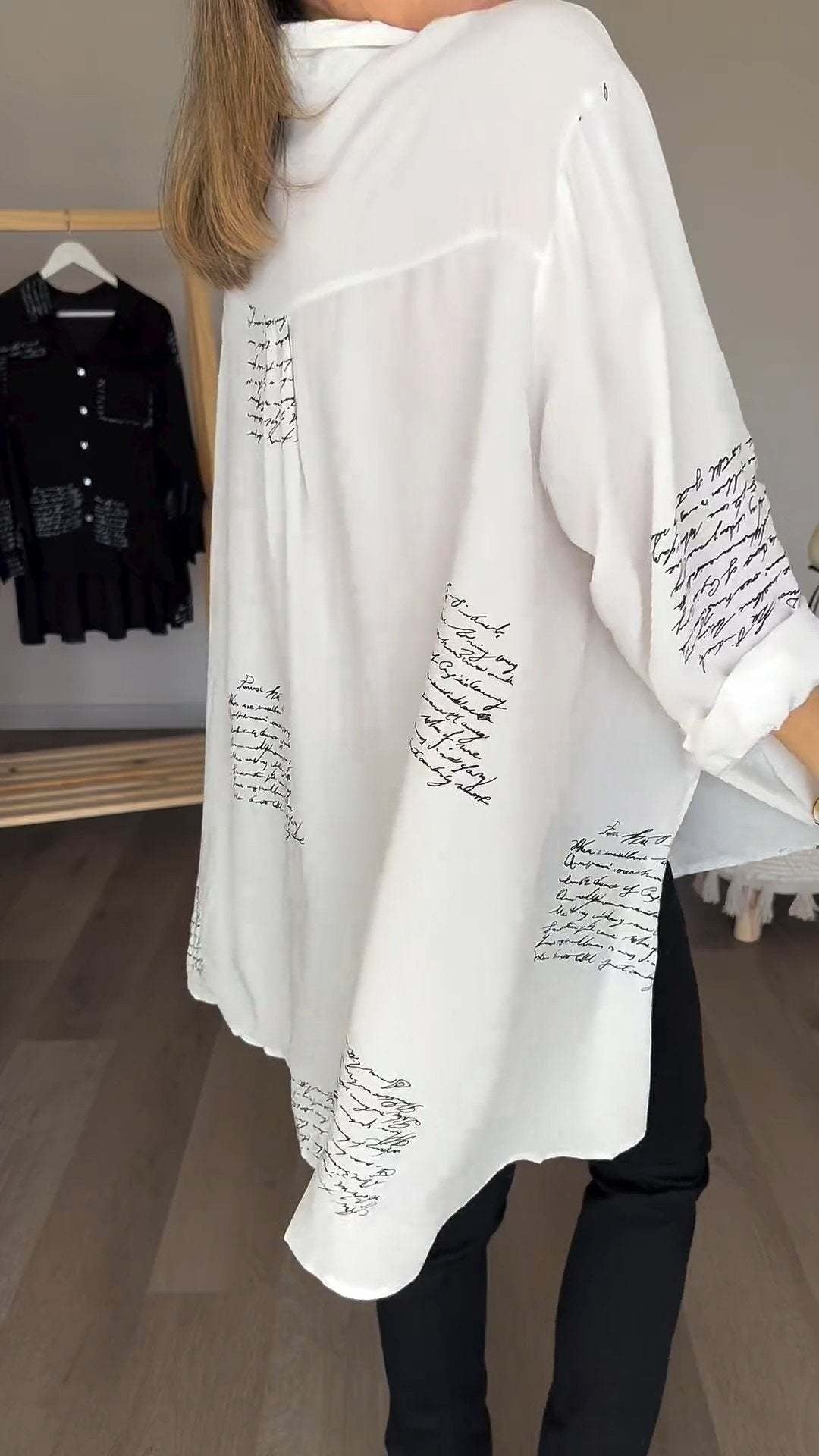 Callista | Bluse mit Knopf und handgeschriebenem Muster