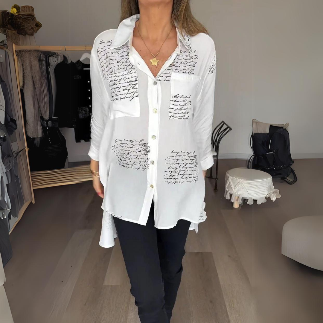 Callista | Bluse mit Knopf und handgeschriebenem Muster