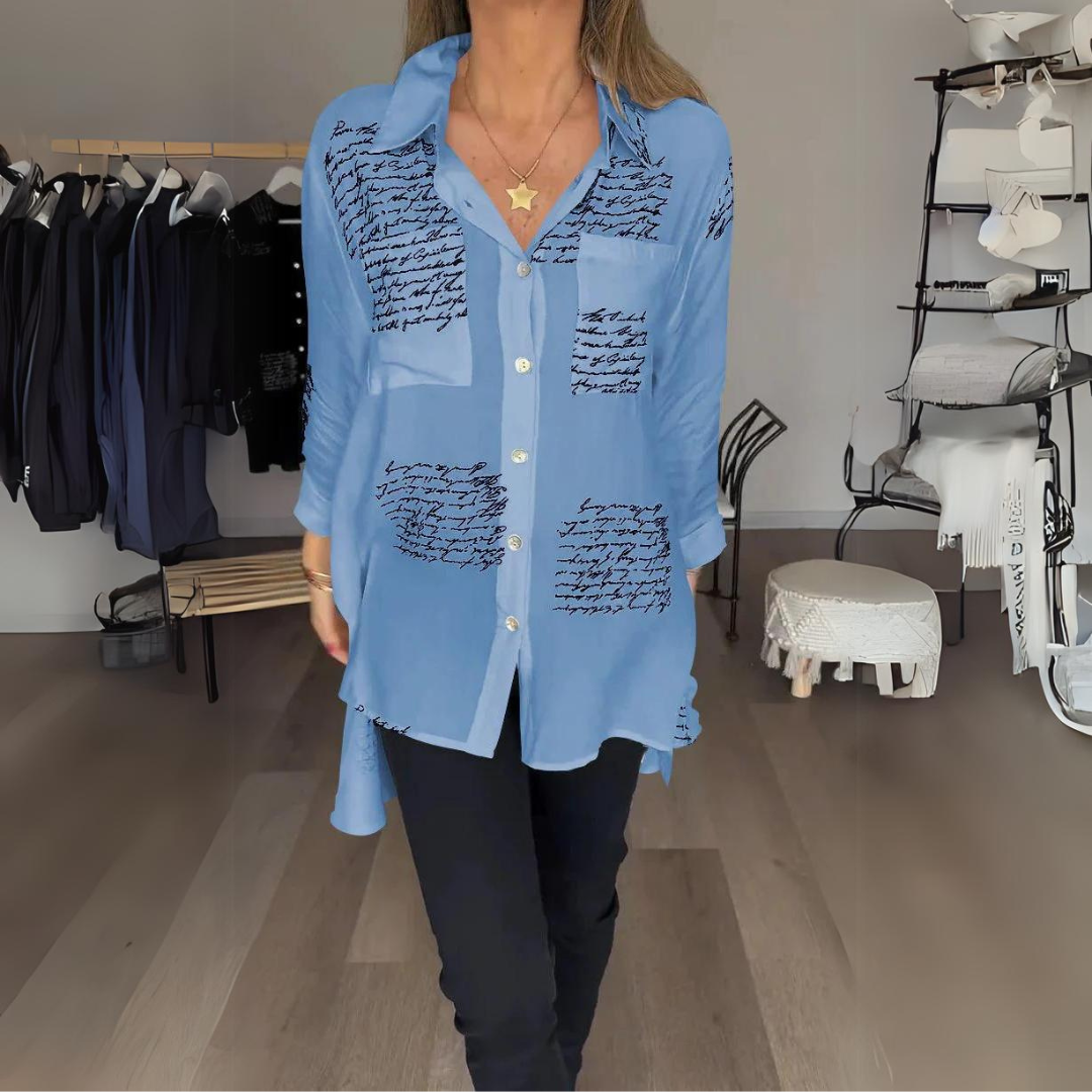 Callista | Bluse mit Knopf und handgeschriebenem Muster