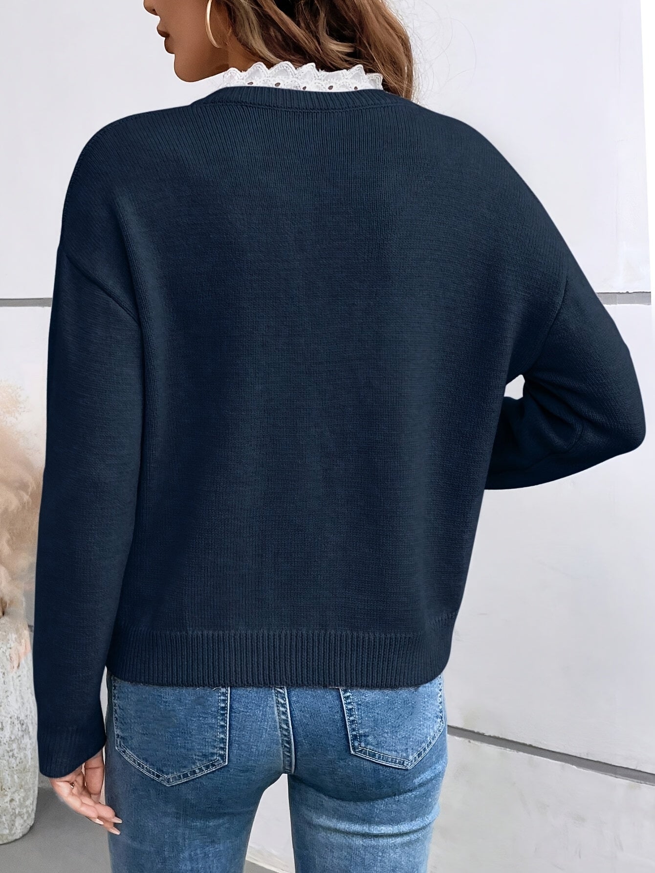 Yara | Pullover mit Spitzenabschluss im V-Ausschnitt