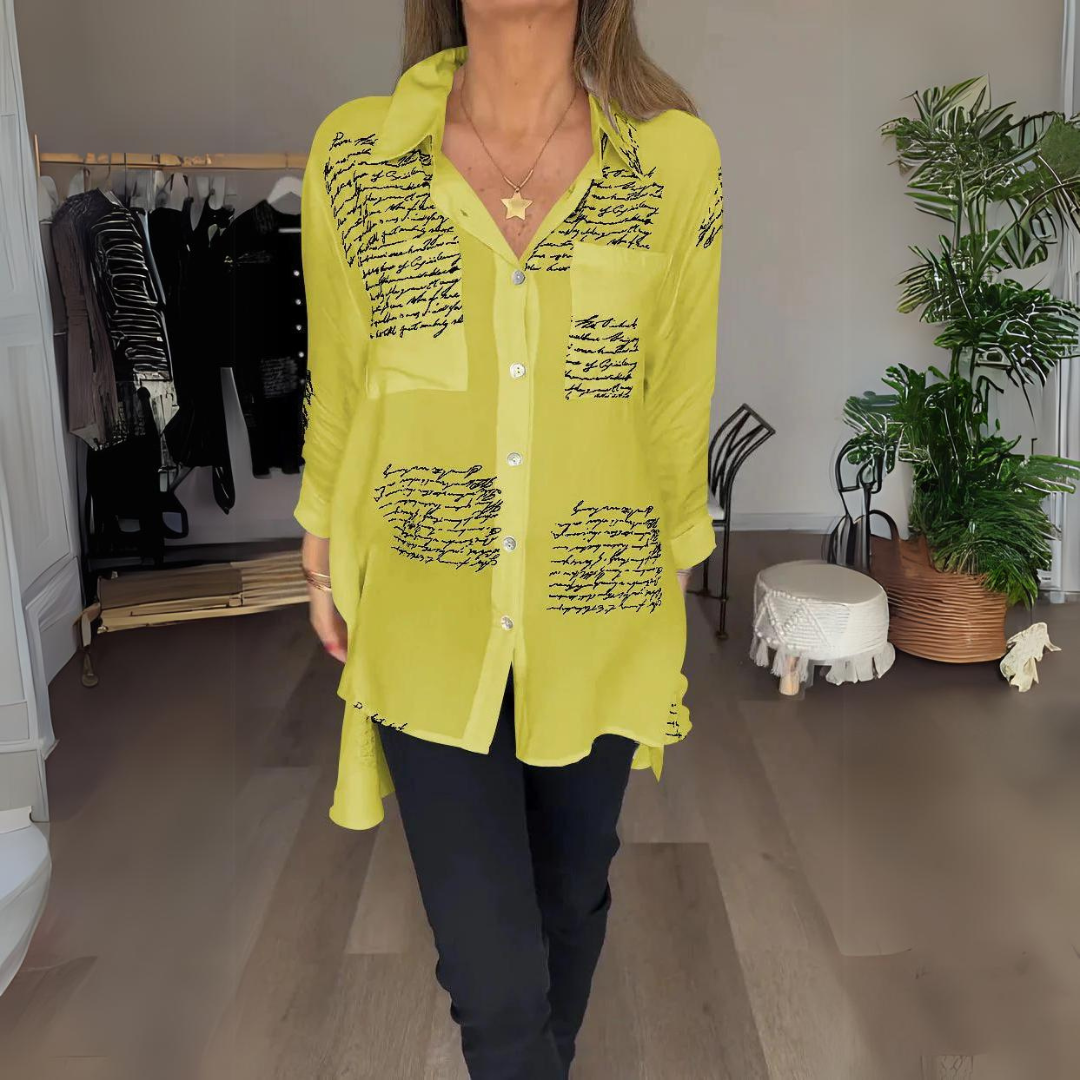 Callista | Bluse mit Knopf und handgeschriebenem Muster