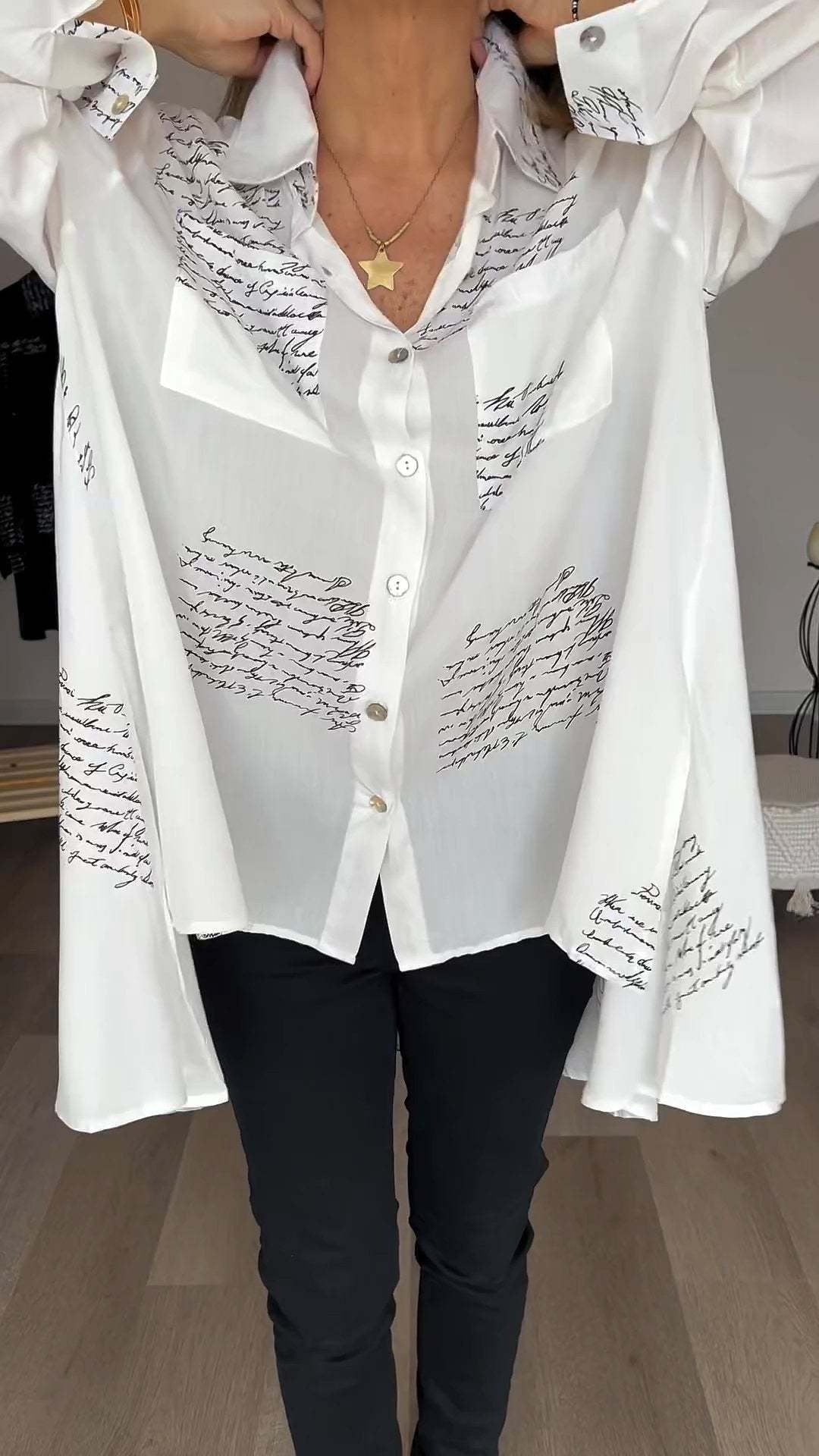 Callista | Bluse mit Knopf und handgeschriebenem Muster