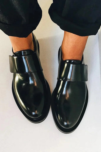 IRIS | Elegante glänzende Loafers mit Riemen für einen makellosen Stil