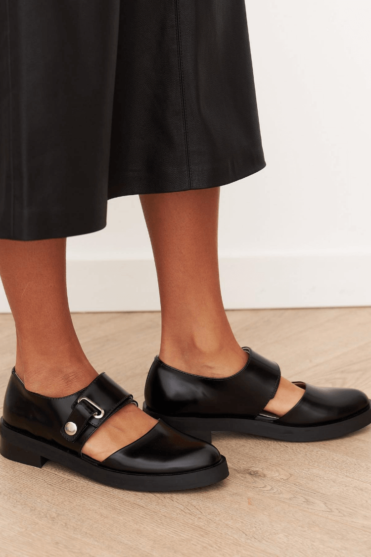 Flache Sandalen mit Offenen Zehen in Einfarbig