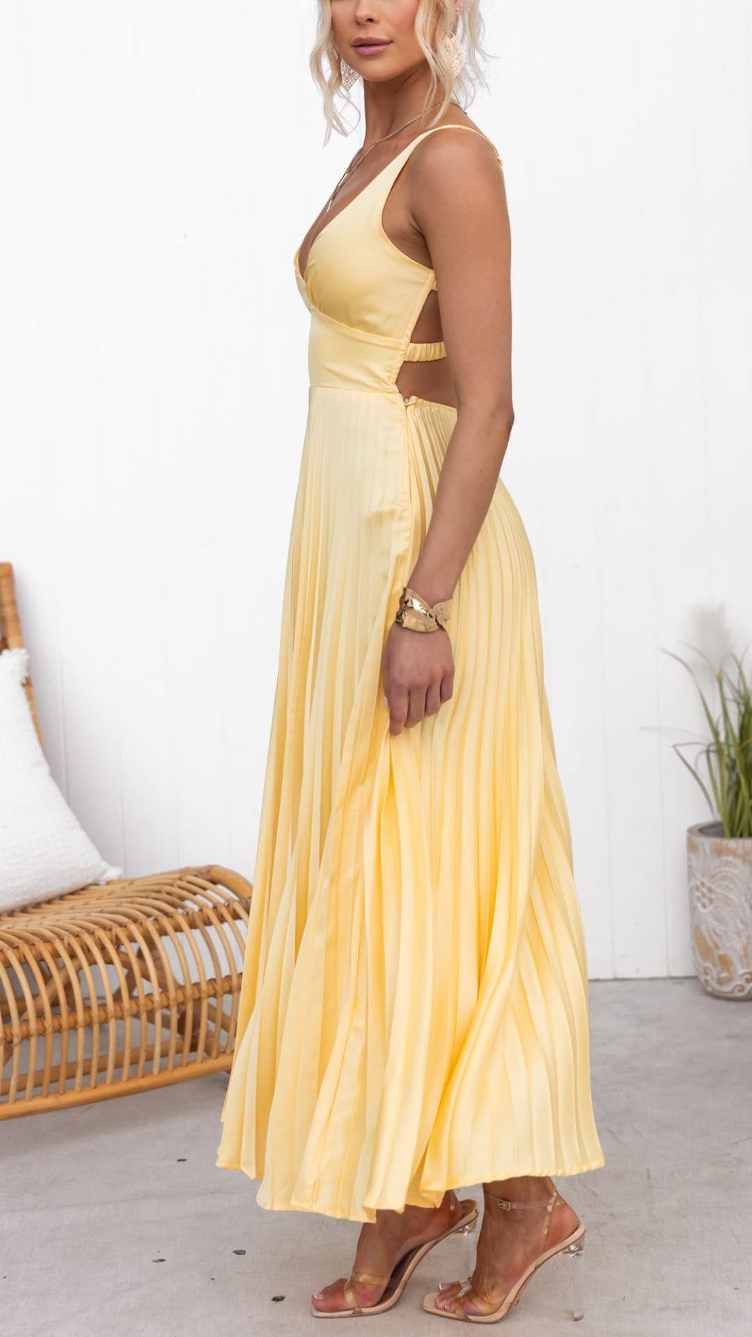Aby - Gelbes maxikleid mit plissiertem Design und V-Ausschnitt