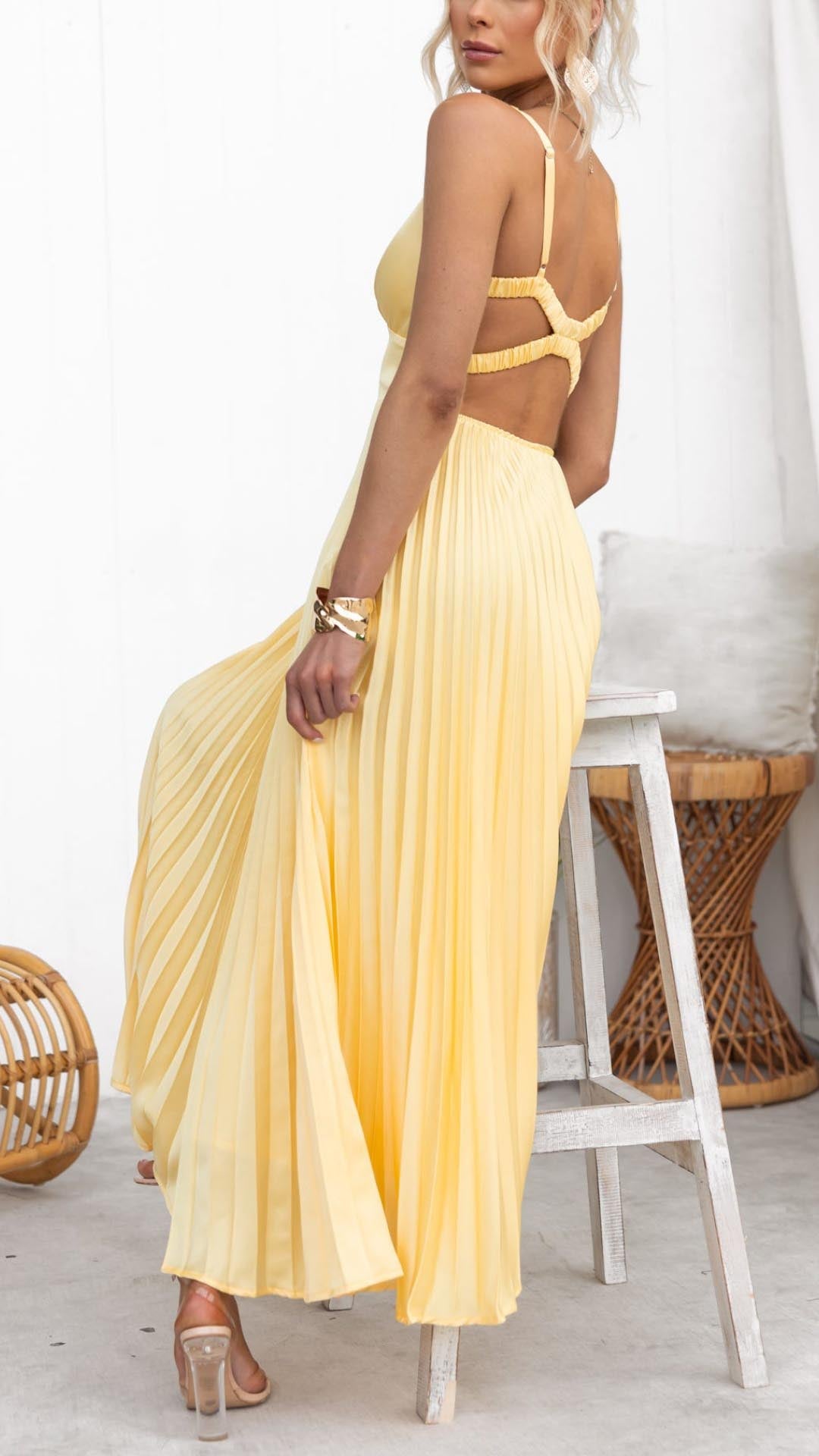 Aby - Gelbes maxikleid mit plissiertem Design und V-Ausschnitt