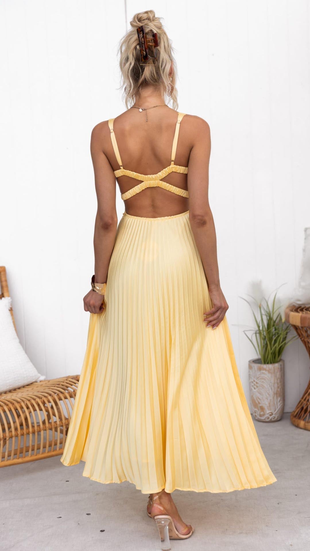 Aby - Gelbes maxikleid mit plissiertem Design und V-Ausschnitt